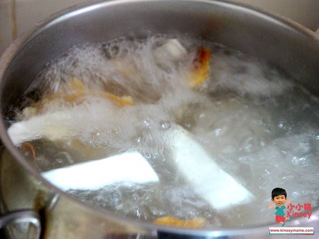 鱷魚肉湯 待滾起後，加入所有材料，然後繼續用大火加蓋煲約15分鐘。