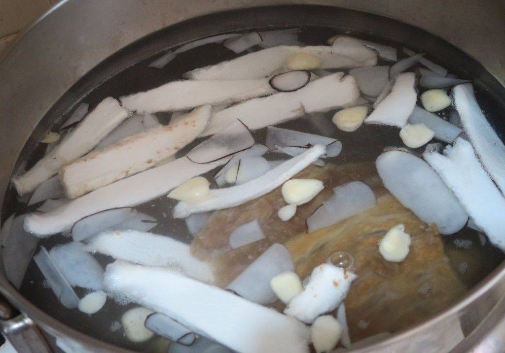 鱷魚肉湯 煲內放約3L水，然後加入果皮，待水滾後再放入其他材料，用大火煲約半小時。