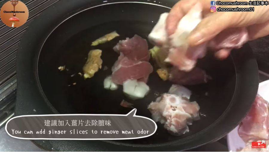 鱷魚肉湯 豬展入鍋汆水，加入薑片或米酒去除腥味，盛起備用。