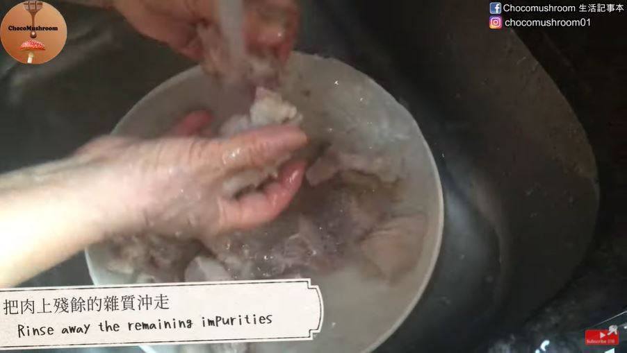 鱷魚肉湯 沖水將豬展上殘餘雜質。