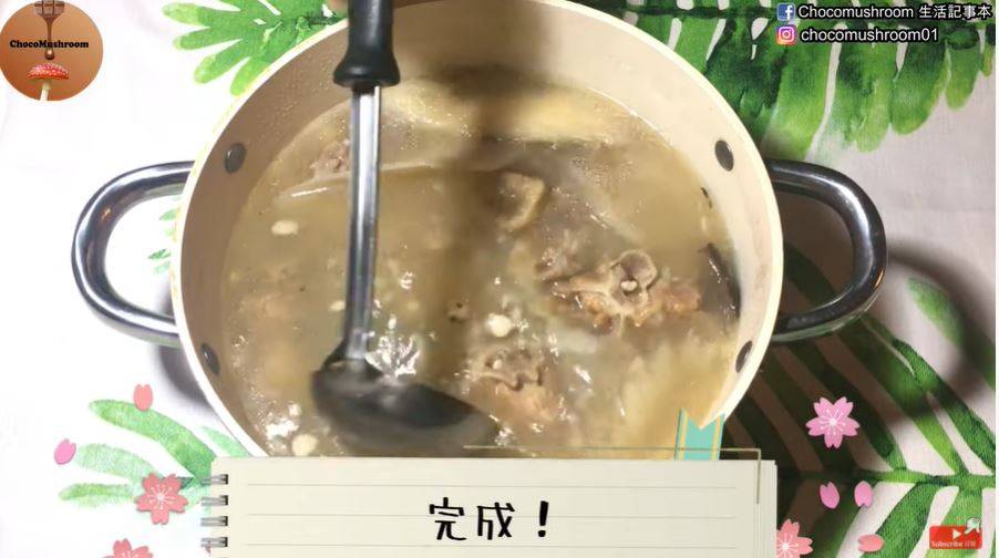 鱷魚肉湯 加入適量鹽調味，淮山芡實鮮百合鱷魚肉湯食譜，完成。