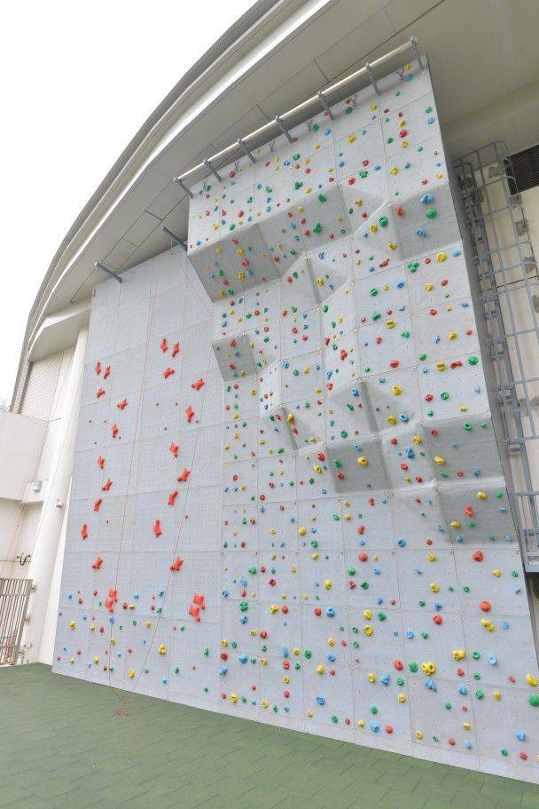 室內免費好去處 高12米的戶外運動攀登牆。