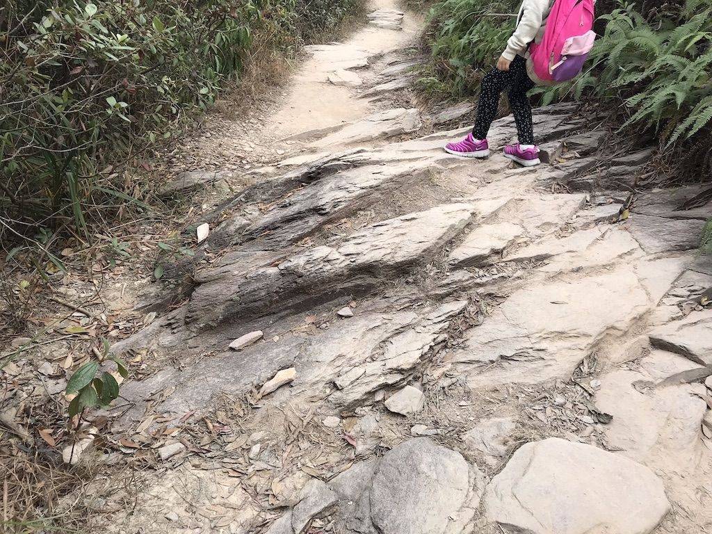 行山路線 火成岩的路