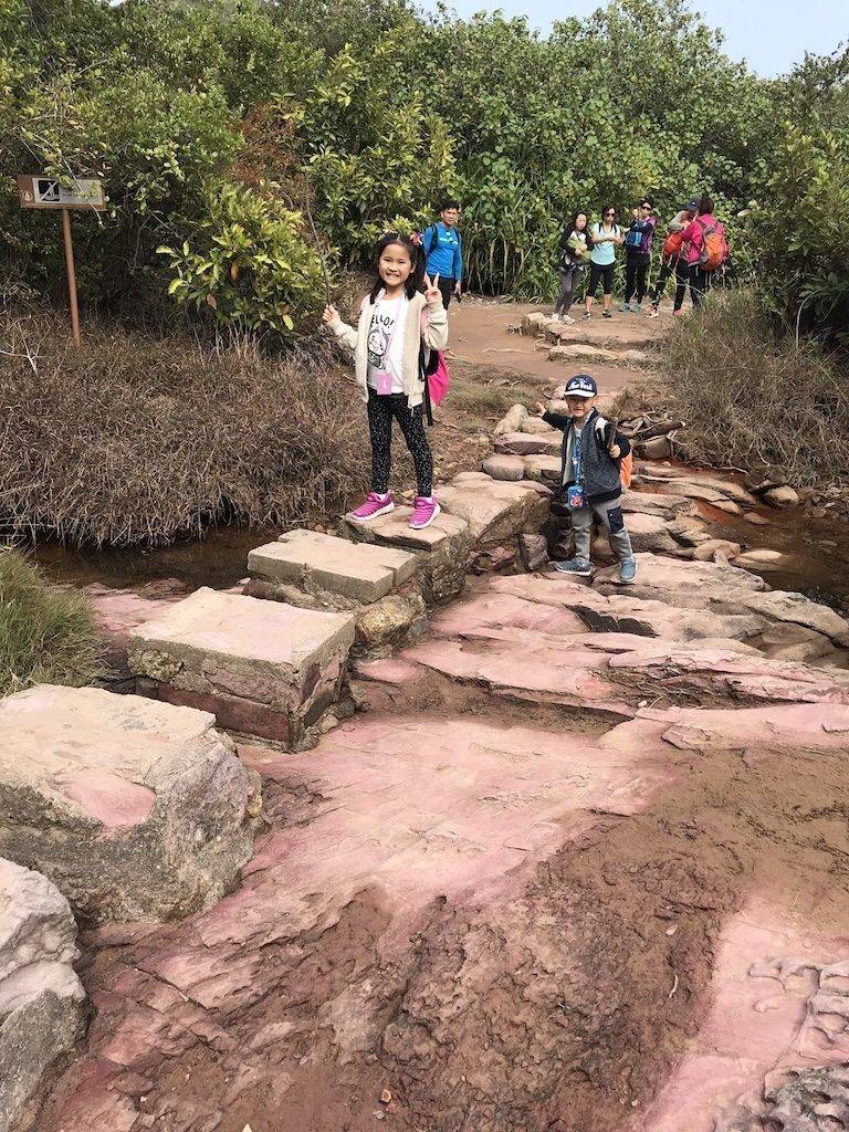 行山路線 粉紅色的石 粉紅色的石次所以變紅，是因為岩石內的鐵氧化。好特別好靚。