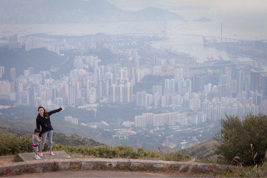 在這裏可以俯視香港不同的山峰，由港島區至港珠澳大橋也能一一看到，但相機角度很有限，還是上山用肉眼欣賞吧！