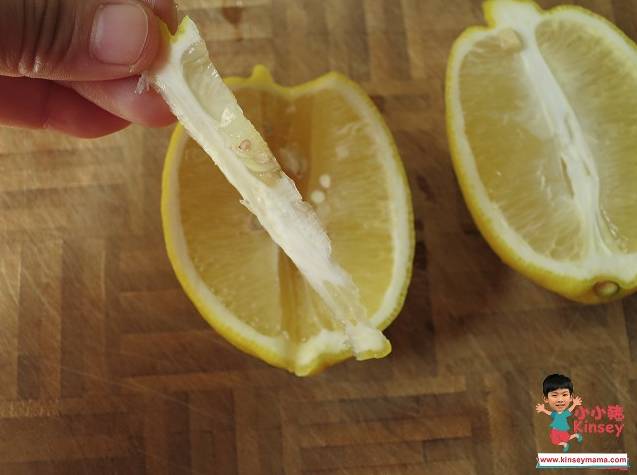 檸檬先用鹽水浸至少半小時，然後除去中間白芯及頭尾（圖片來源：小小豬Kinsey）