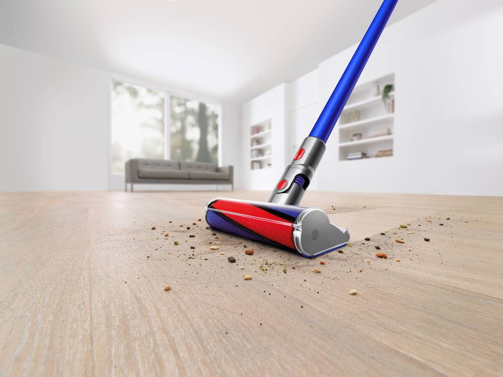 Dyson 軟絨毛滾筒吸頭適用於硬質地板，能迅速吸除微塵與大型碎屑。