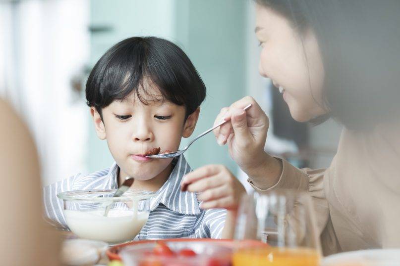 依附細菌 除了徹底消毒餐具，進食前都可以先噴一噴幼兒適用的消毒噴霧，確保餐具衛生。