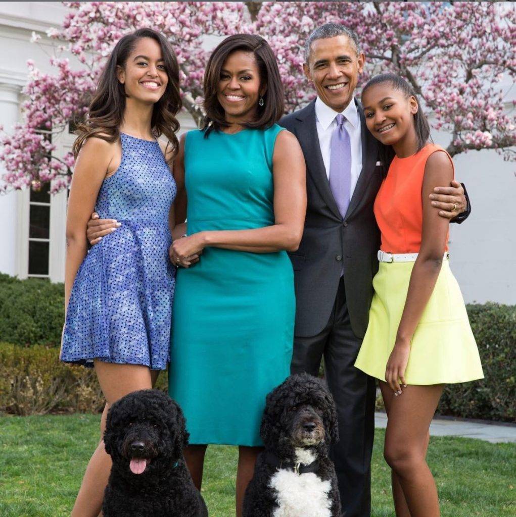 奧巴馬 奧巴馬和蜜雪兒同是畢業於哈佛大學，他們兩人也教出了2個名校高材生女兒。