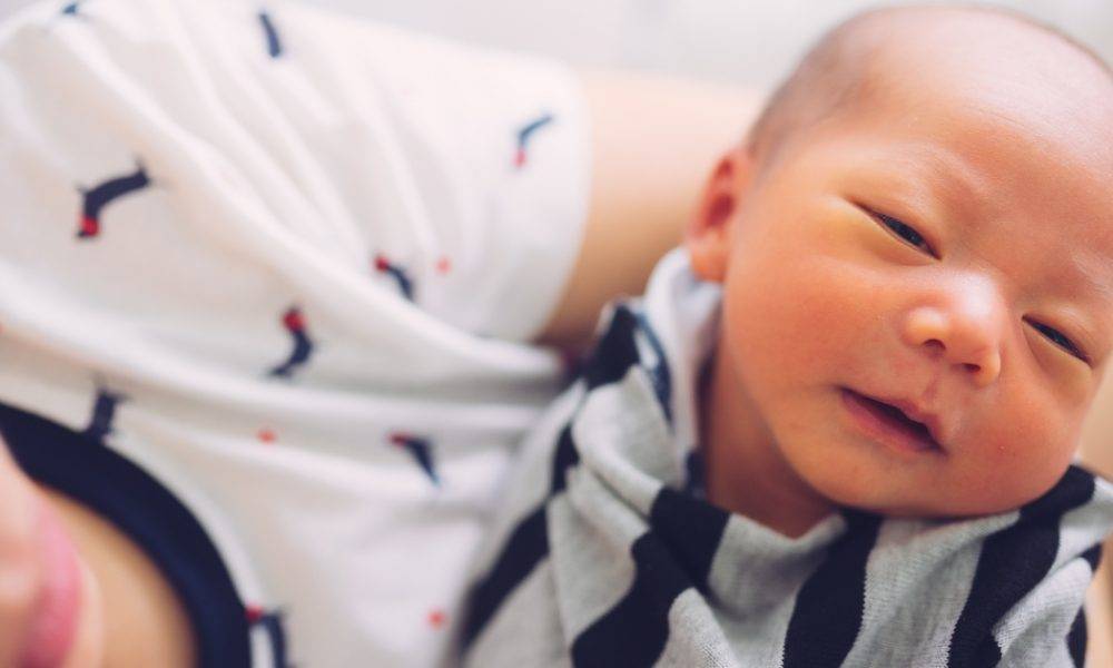 初生嬰兒飲水影響腎功能？營養師解答新手媽媽餵奶迷思