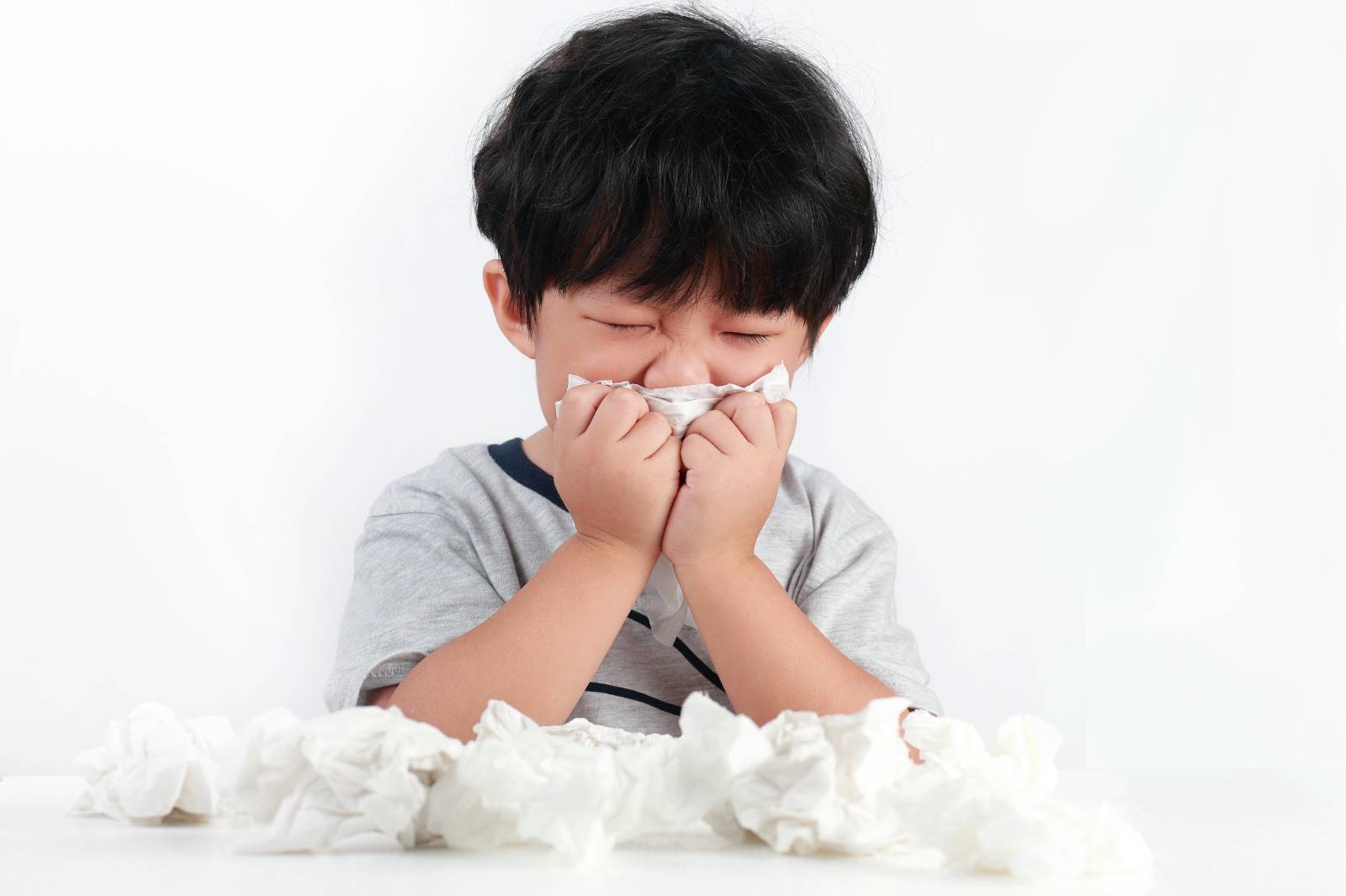 非創傷性鼻骨移位 小朋友鼻敏感經常捽鼻要留意愈來愈歪