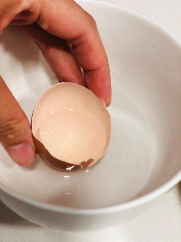 水：蛋比例為 2:1，即每隻蛋用半隻蛋殼來舀水4次，可利用蛋殼量水就能掌握比例。（圖片來源：Mrs.J Kitchen）