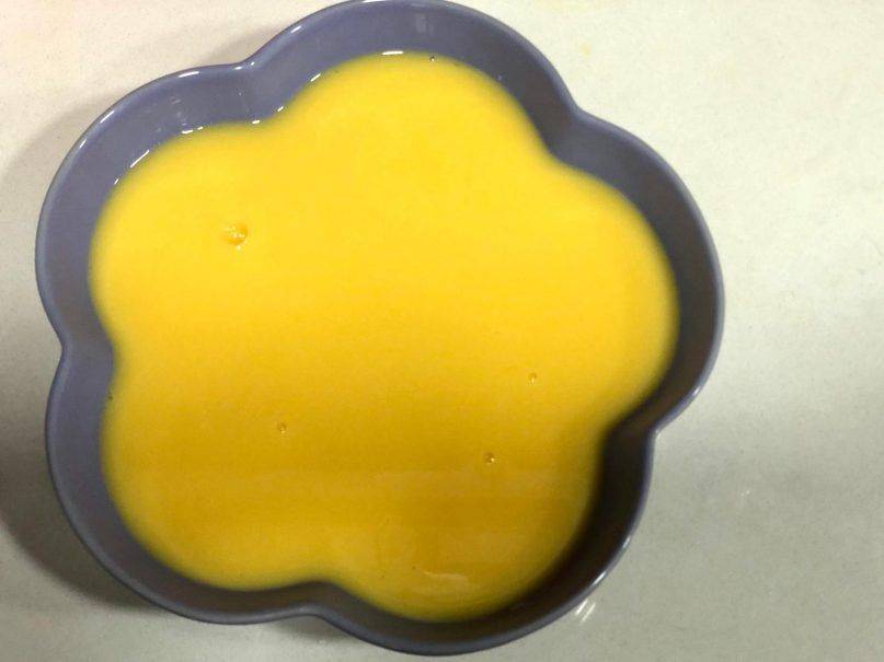 在盤子上蓋上錫紙或保鮮紙，防止倒汗水滴下，令蒸蛋不夠滑溜。（圖片來源：Mrs.J Kitchen）