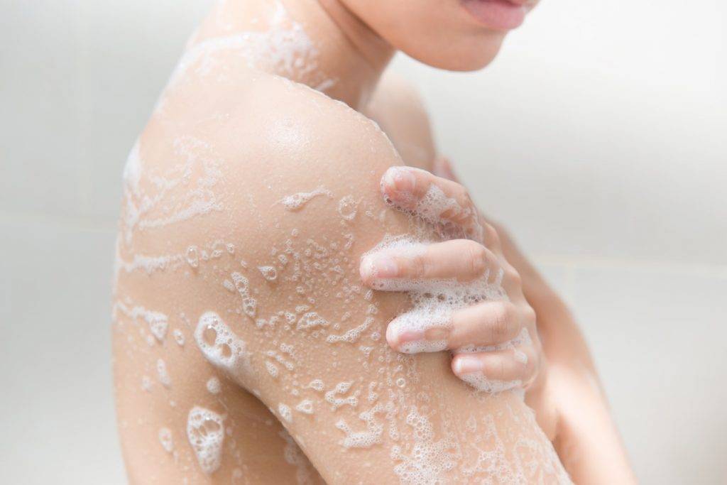 防腐劑 有報告指沐浴露中的防腐劑會提高女性患孔癌的風險，不過近年已有多位學者、團體指出未可完全盡信。