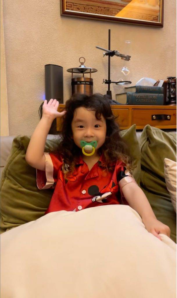張繼聰 張繼聰在社交媒體上發影片，見5歲女兒Kakaball穿上米奇睡衣，嘴上咬著奶嘴，於家中不同角落向鏡頭舉手Say Hey的片段。