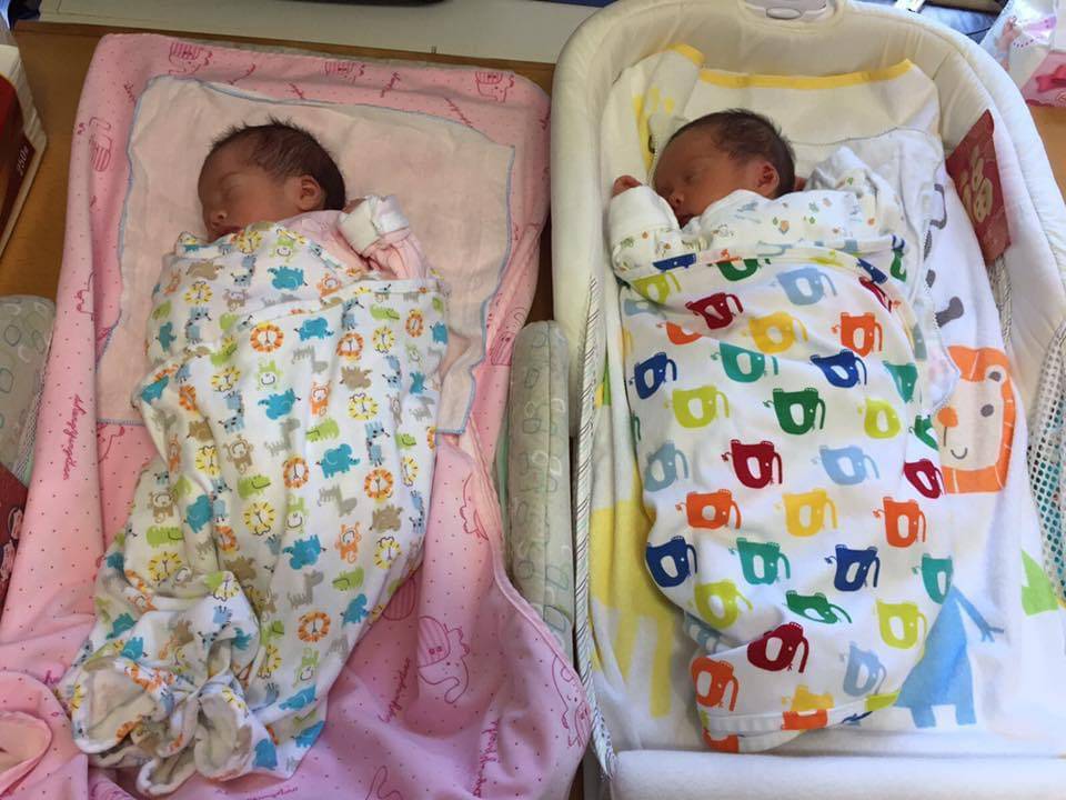 在龍鳳胎出生的首個星期，港媽每日只能睡一個小時。｜圖片授權：「阿花世界」