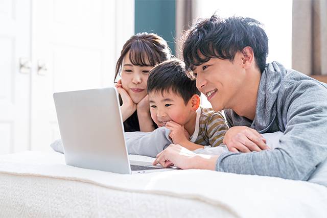 親子活動 看學習短片可以幫助小朋友吸收新知識，不過要限制使用電子屏幕的時間！