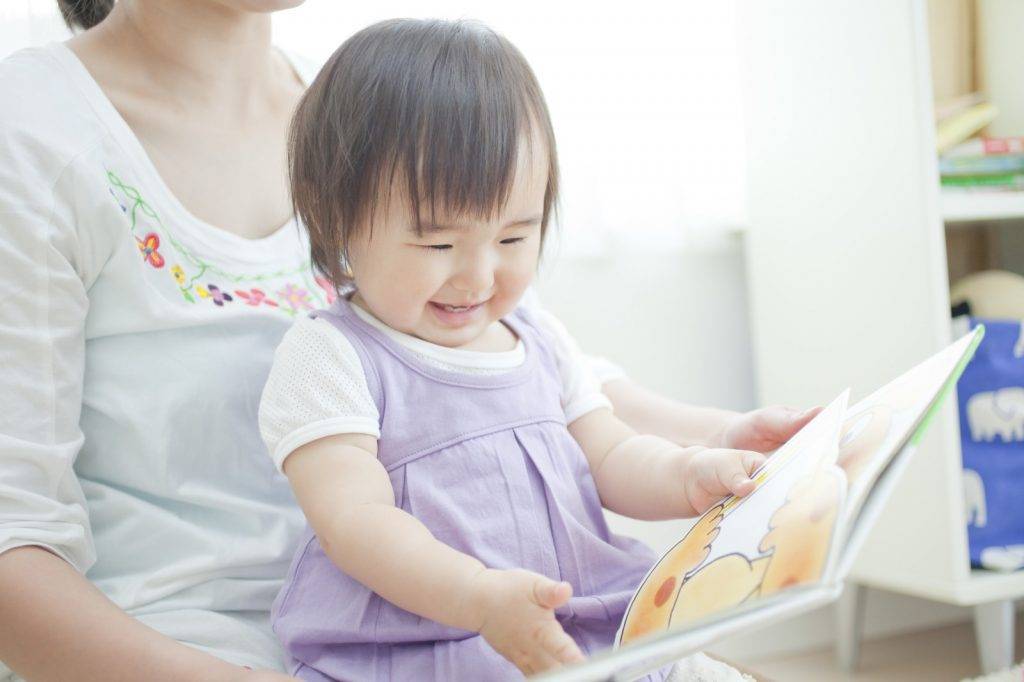 溝通技巧 開卷有益，BB大約7個月大左右，家長可以讓他們坐在膝上進行親子共讀。