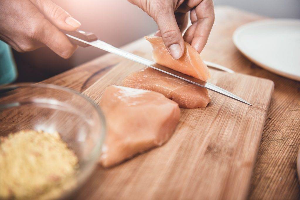 當切過肉類及海鮮後，應立即用冷水洗走血水，以免食物的蛋白質凝固。
