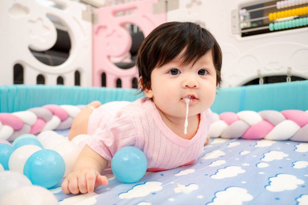 有時寶寶吃飽後，嘴角會有輕微溢奶，媽媽們不需要太擔心。