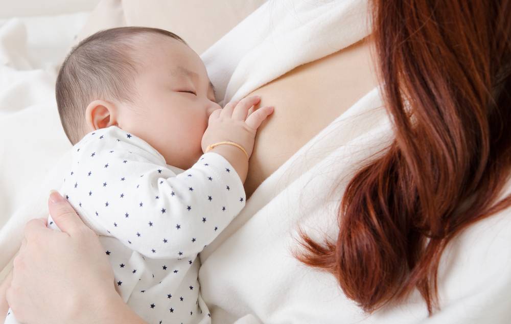 吃奶時嬰兒嘴邊入風會讓嬰兒的胃部容易積聚空氣。