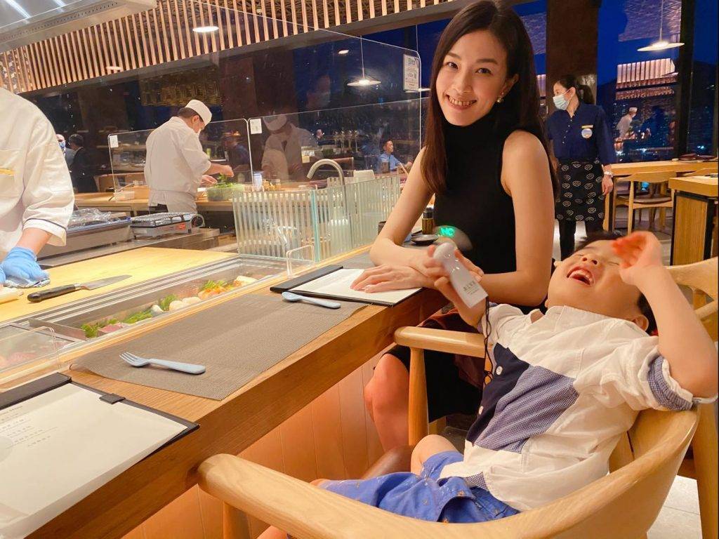 Staycation 來到日本餐廳後沒一張正常照片的暴龍哥，他玩太累了