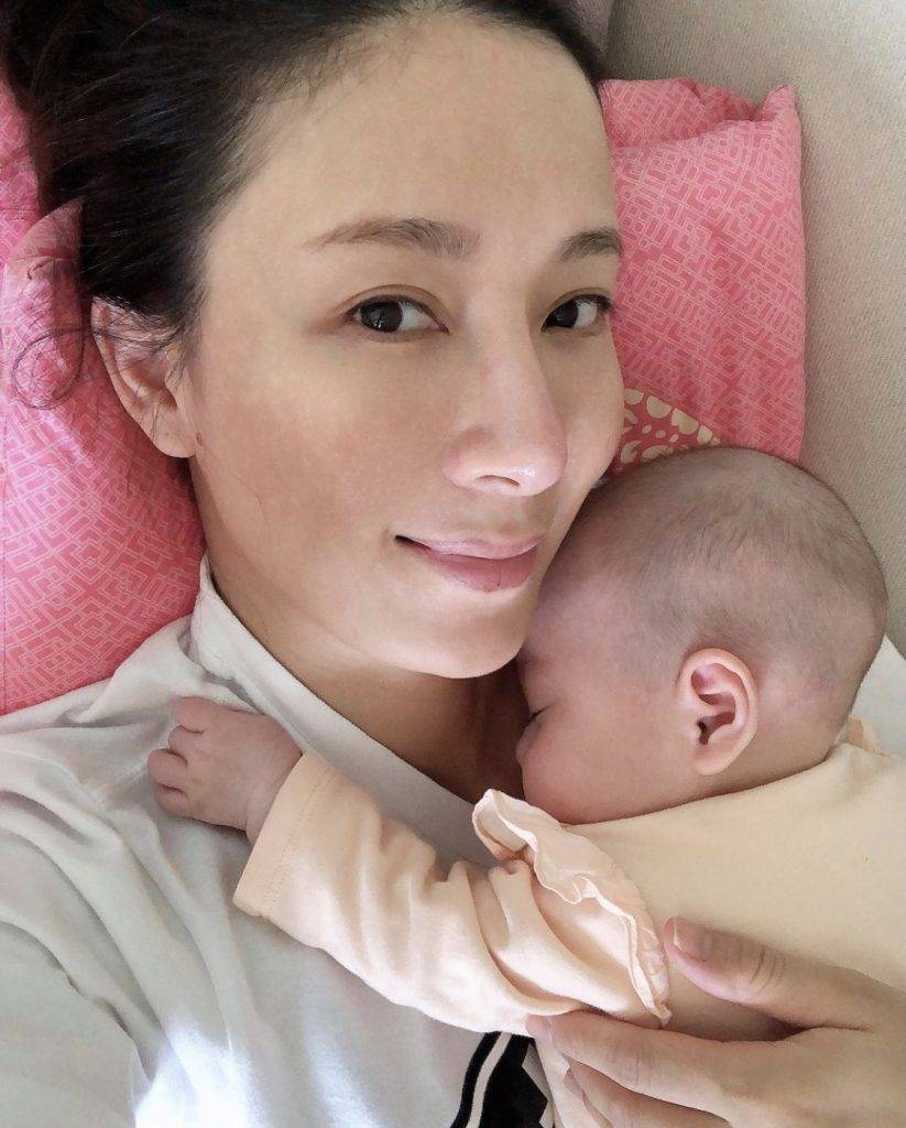41歲香港星媽楊茜堯的女兒小珍珠也正經歷「厭奶期」。｜圖片來源：楊茜堯@Instagram