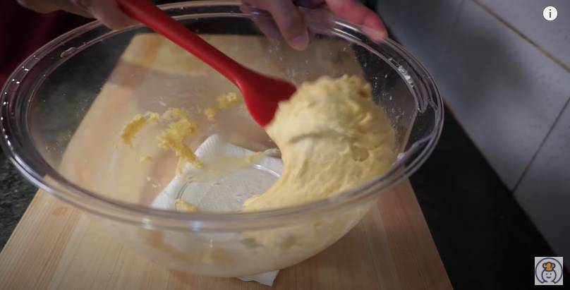 KFC鬆餅食譜 加入牛奶、蜜糖、泡打粉和雞蛋，再攪拌均勻（Youtuber頻道「食勻全世界」影片截圖）
