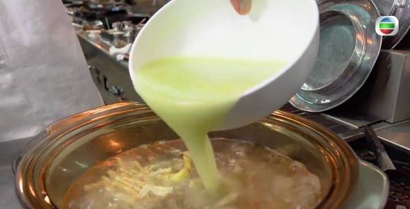 滋潤湯水 將蜜瓜用攪拌機打成蓉，倒入湯中（《輝哥為食遊》電視截圖）
