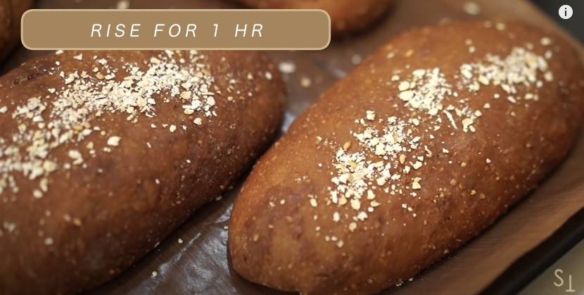 Outback黑糖麵包食譜 放入預熱180°C的焗爐，焗15分鐘，即成（Youtube頻道「Sona Tina」影申截圖）