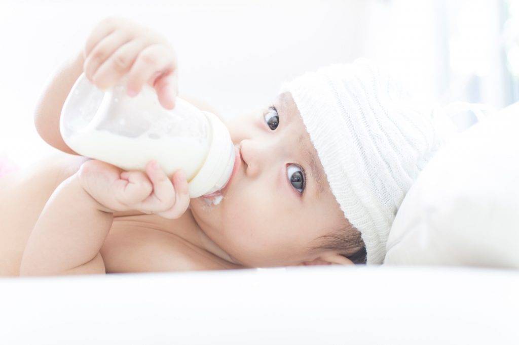 厭奶期 在寶寶三個月後，奶嘴頭的孔最好能換大一些，最恰當速度是1秒1滴。