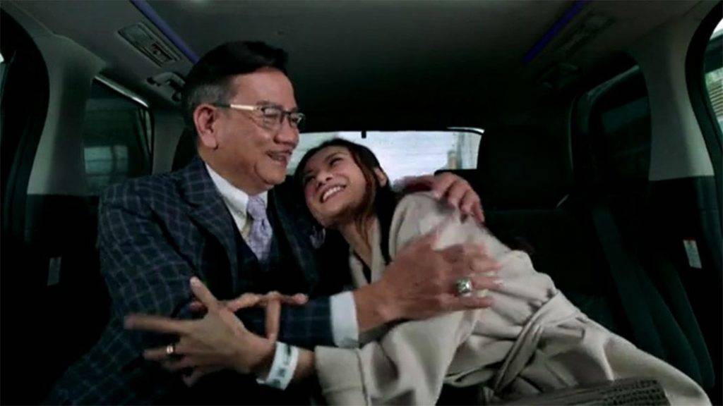 潘翁在《踩過界2》飾演富豪陳鴻燊，包養患有心臟病的大波女星姚敏(趙碩之飾)，二人打得火熱。