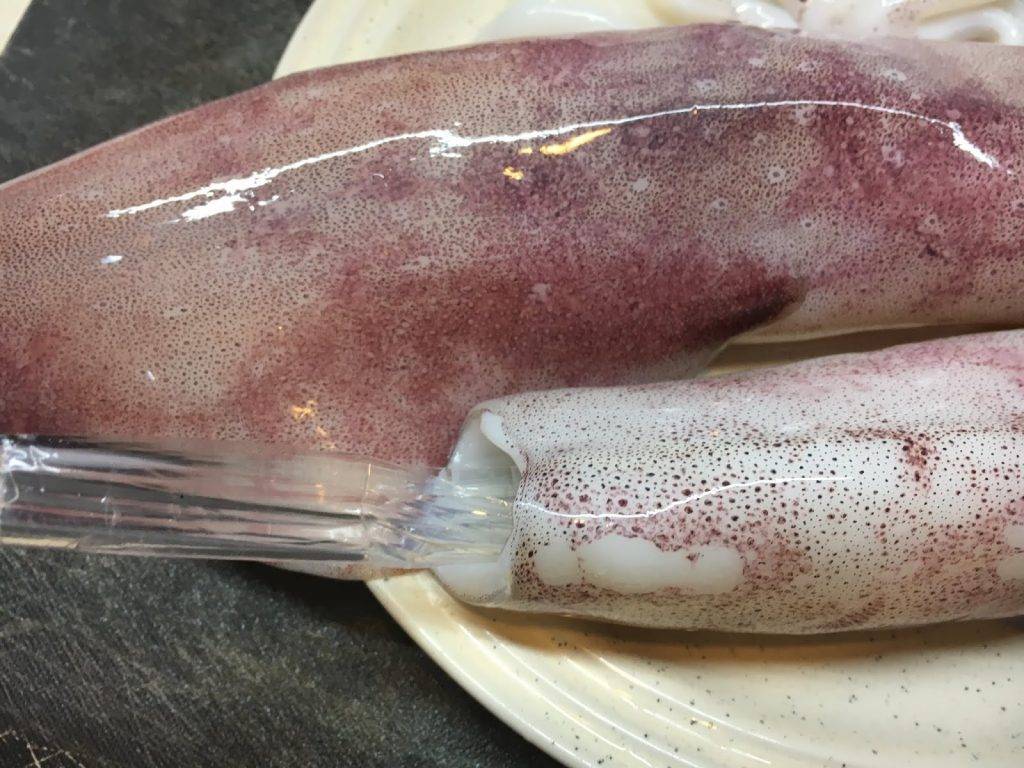 煲仔飯食譜 取出魷魚軟管，撕走表層薄膜，去除魷魚鬚內的眼部、軟骨、內臟、腳上的吸盤，再沖洗乾淨瀝乾水。