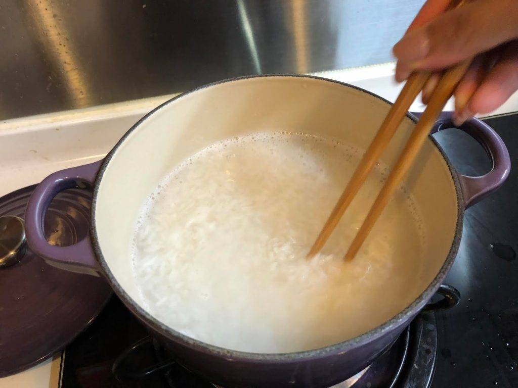 煲仔飯食譜 以中火加蓋煮2-3分鐘，煮至水滾，輕力用筷子拌勻，再加蓋以中火煮約3分鐘。