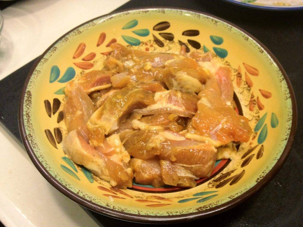 煲仔飯食譜 把雞扒洗淨抹乾水，用雞扒醃料醃大約30分鐘，然後把雞扒切成小件待用。
