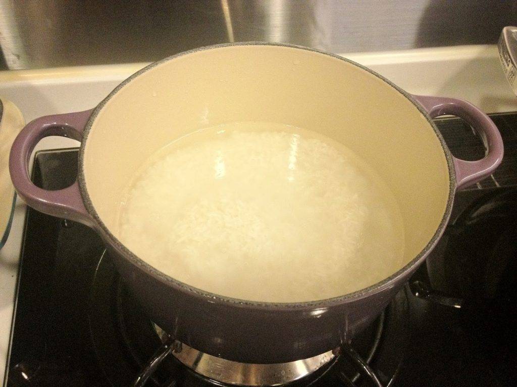 煲仔飯食譜 洗米後，用水沉過米面浸大約30分鐘。