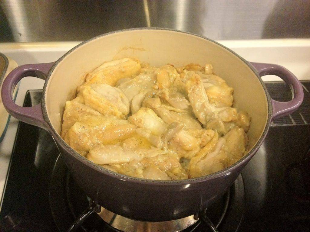 煲仔飯食譜 加蓋以中火煮約2分鐘，再轉小火煮約12-15分鐘，至雞件完全熟透。