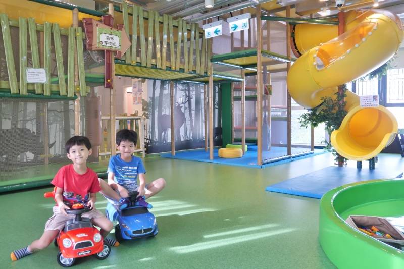 青蔥樂園 兒童專用車（左）、森林穿梭城（後）、螺旋大滑梯（右）