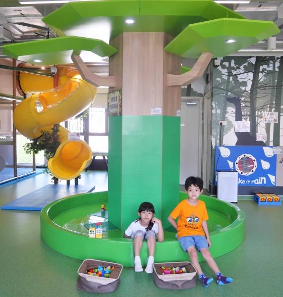 室內遊樂場 Lego Tree（右）、螺旋滑梯（左）（圖片授權：曾媽三寶）