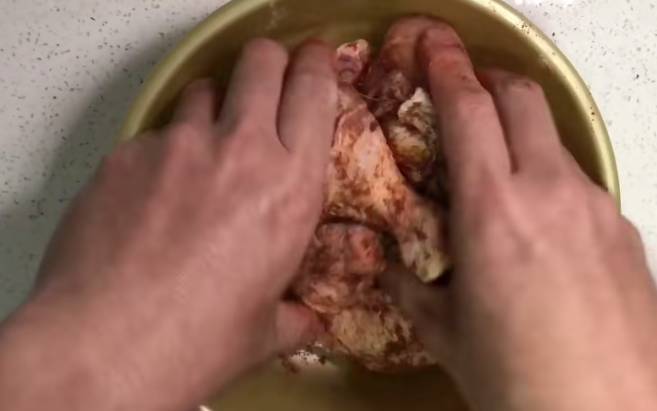 KFC雞翼食譜 將所有香料平均捽在雞件，醃製最少30分鐘，最多一至兩小時。