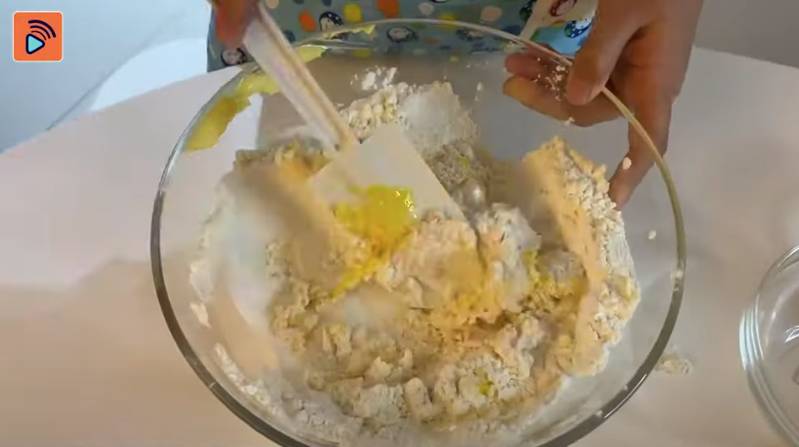 菠蘿包食譜 再整菠蘿包皮，將奶粉、麵粉、梳打粉、泡打粉、糖、牛油、蛋黃、雲尼拿香精攪勻