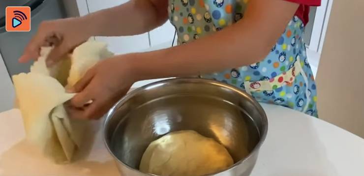 菠蘿包食譜 放入已抺油的大碗中，用濕布掩蓋著，在室溫等待一小時，進行第一次發酵