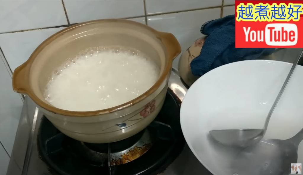 煲仔飯食譜 煲滾之後轉細火，潷起部分米水，餘下的水高過米半吋就行。