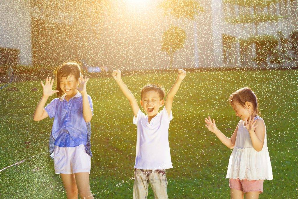 大自然 樂觀小孩 在雨中玩樂。