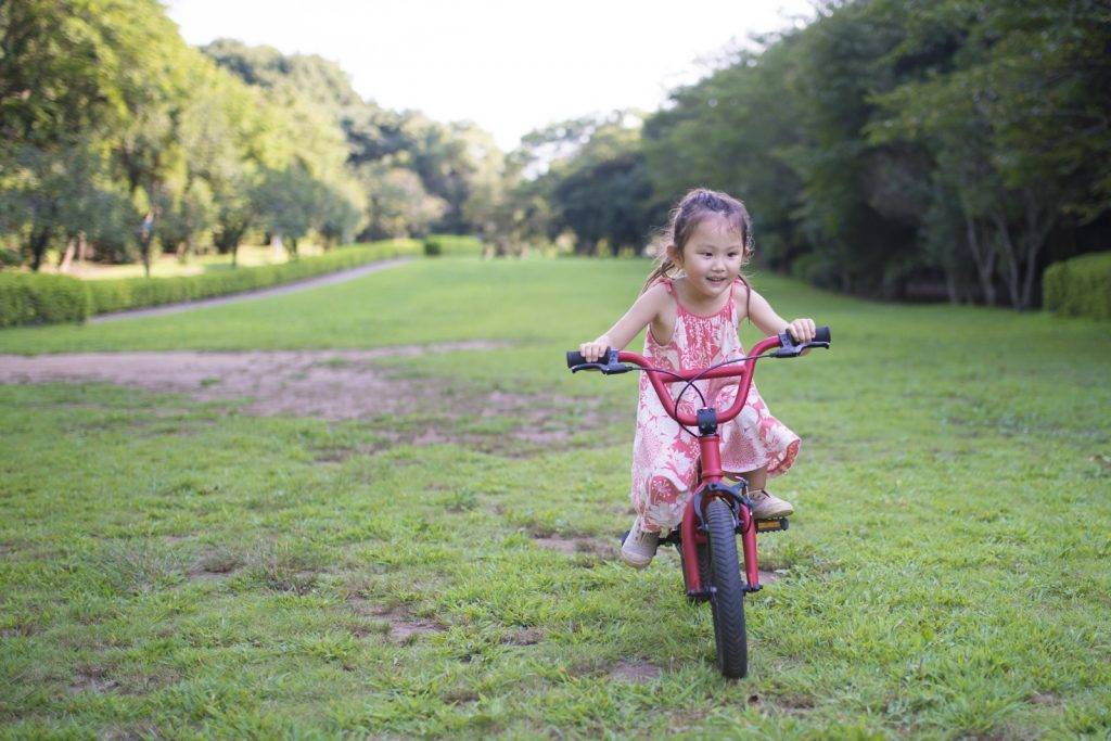 大自然 樂觀小孩 踩單車