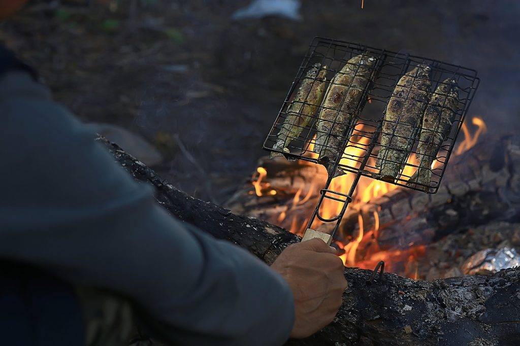 大自然 樂觀小孩 用營火煮東西