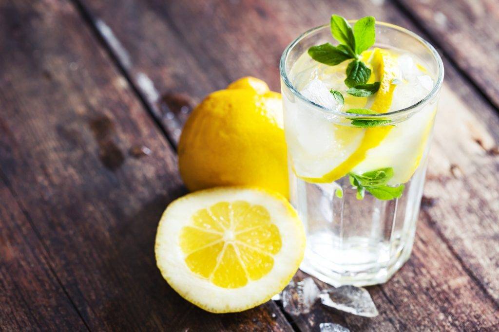 生酮飲食 晚餐可以選擇飲用檸檬氣泡水。