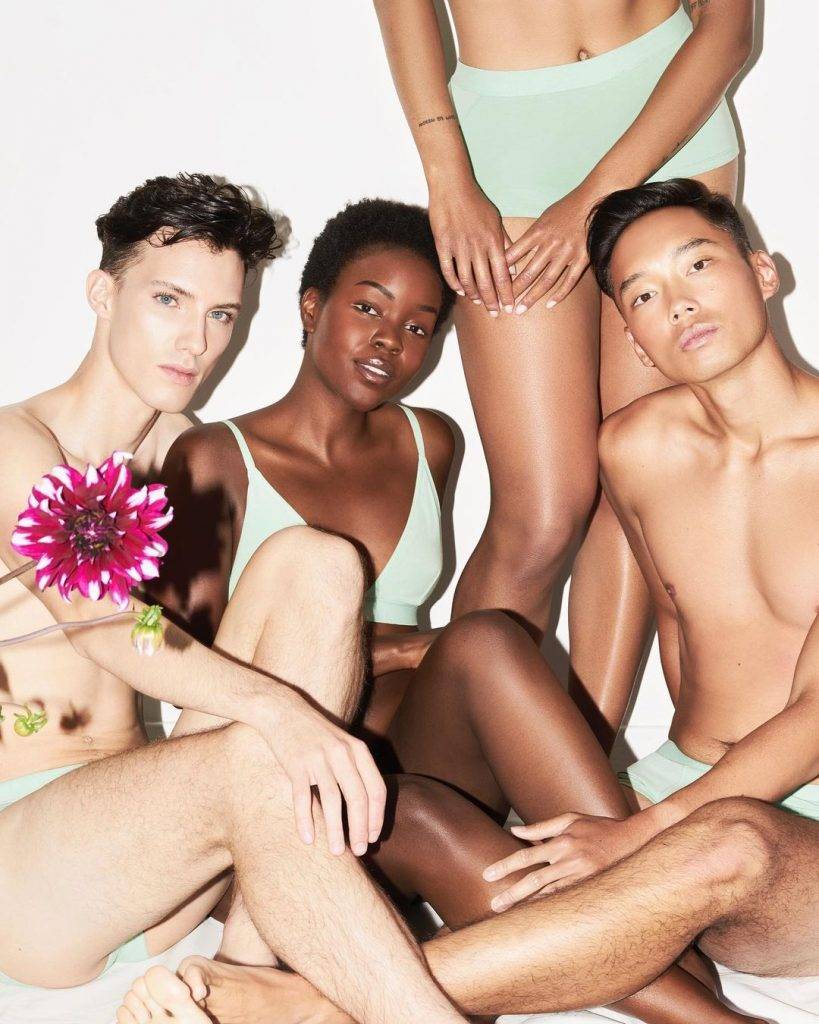 苗俊(右一)最新的內褲硬照廣告，穿上粉綠色內褲騷肌，身形不輸外籍模特兒。(圖片來源：carl.ostberg ig)