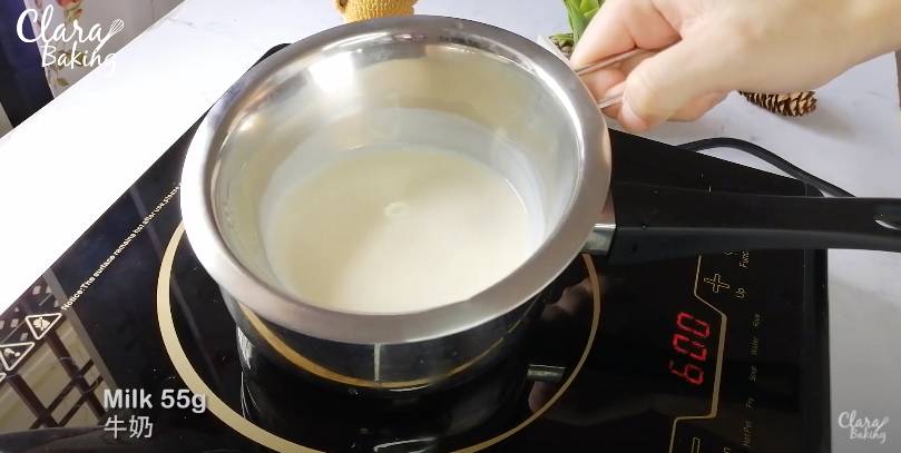 KFC葡撻食譜 隔水蒸熱牛奶、砂糖，加熱到砂糖融化，期間不斷攪拌。