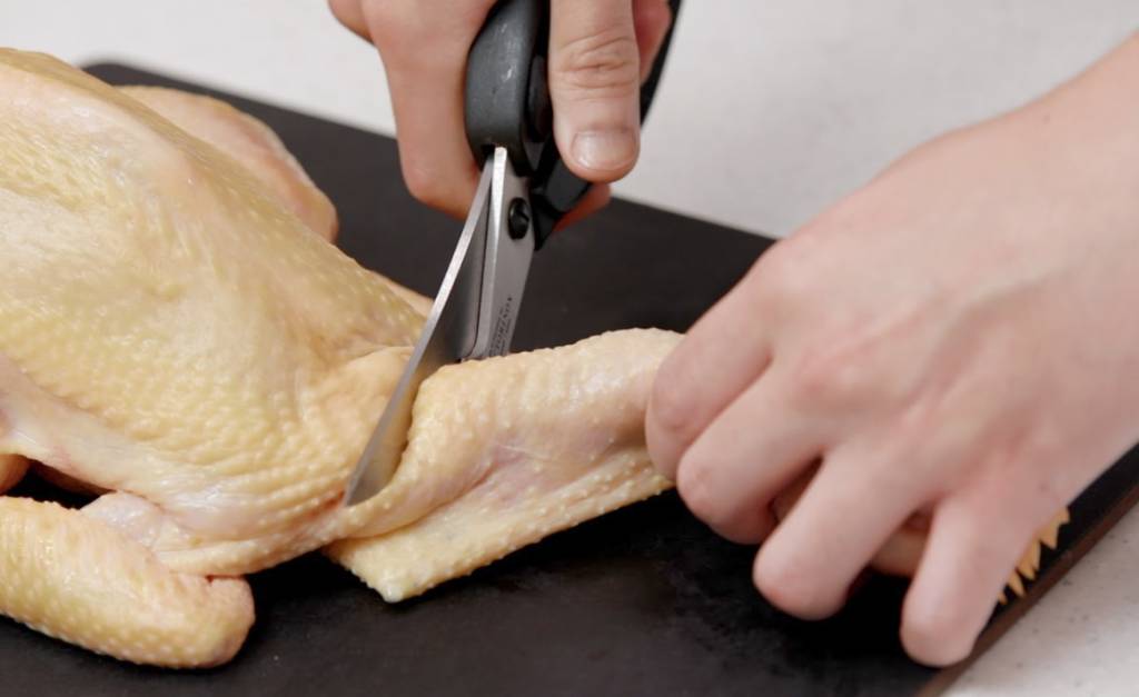 聖誕大餐 洗淨雞的內外，抹乾。用三德刀斬掉雞腳、雞翼尖、雞頭，雞頸以及三角骨。